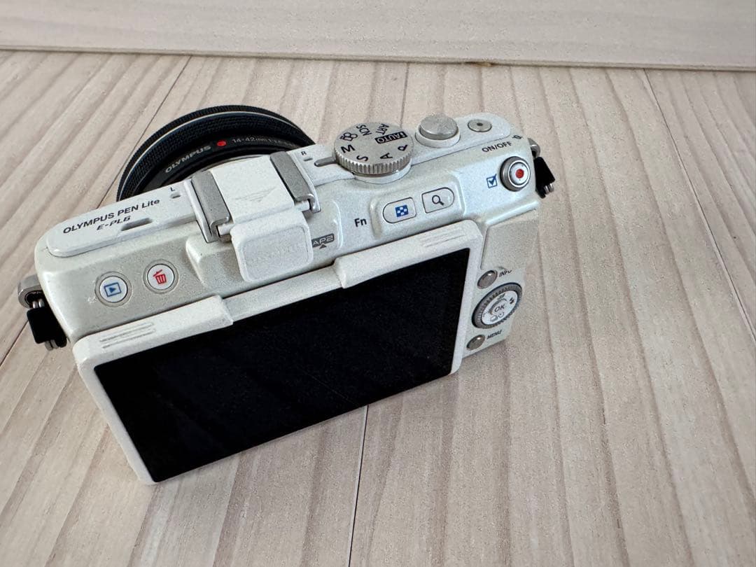 OLYMPUS PEN Lite E-PL6 ホワイト EZレンズ付 液晶不良
