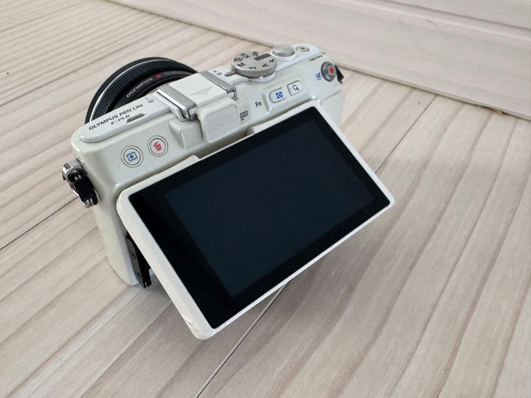 OLYMPUS PEN Lite E-PL6 ホワイト EZレンズ付 液晶不良