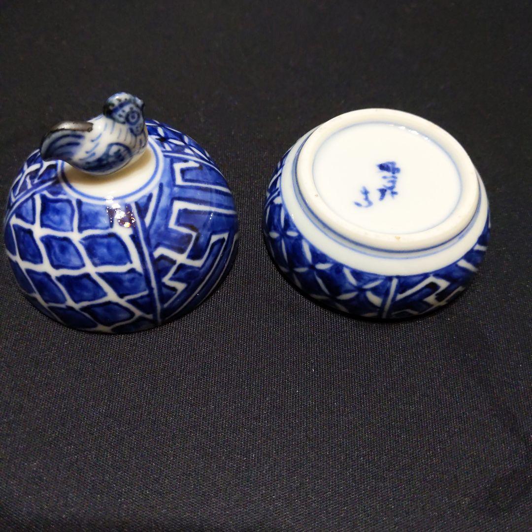 青白い伝統的な香合セット