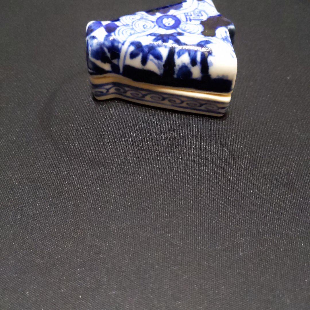 青白い伝統的な香合セット