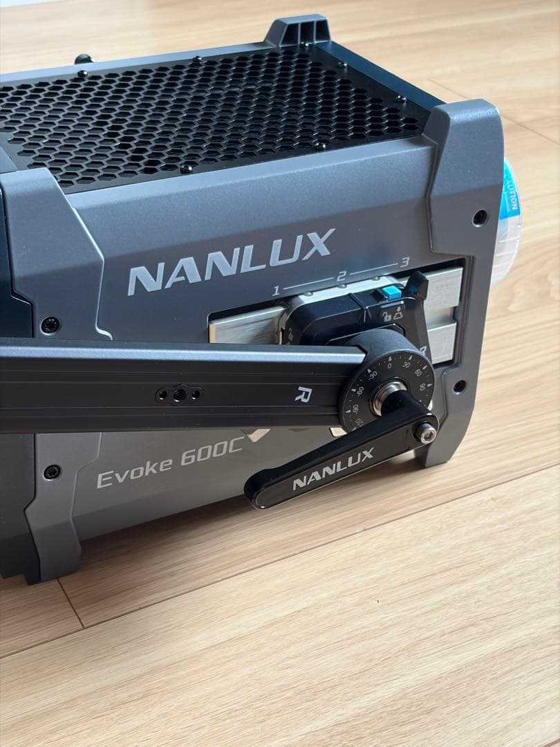 NANLUX Evoke 600C KIT LEDフルカラースポットライト