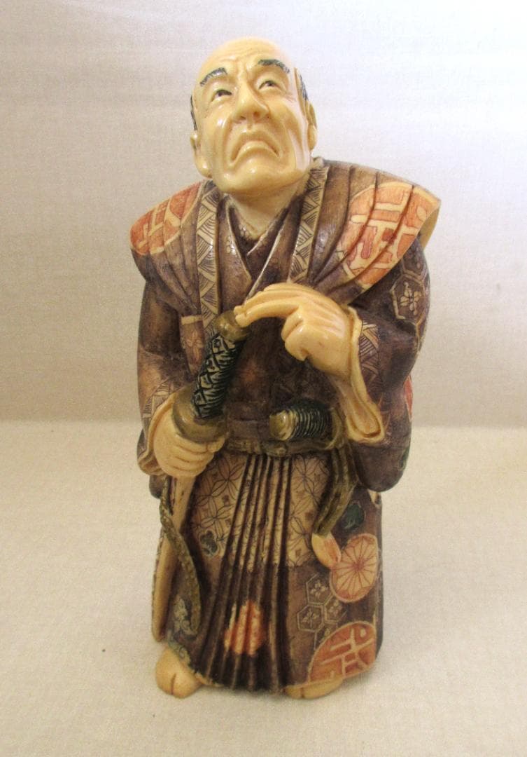 象牙調骨粉練り物武士像『越後国柏崎住人 小木輝雲』アンティークレトロ風根付置物