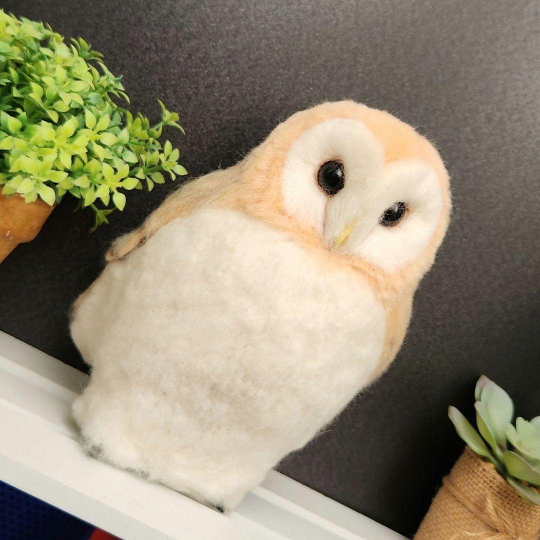 羊毛フェルト製置物　メンフクロウ　高さ約19㎝