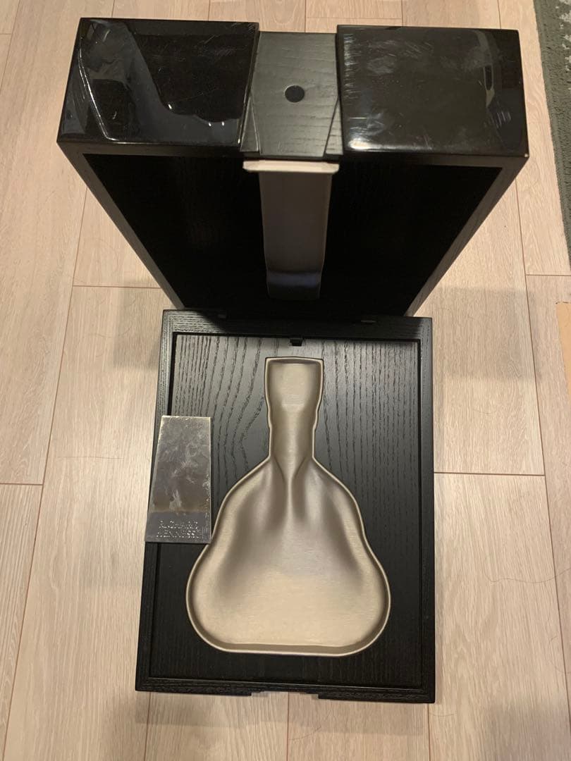 RICHARD HENNESSYの箱