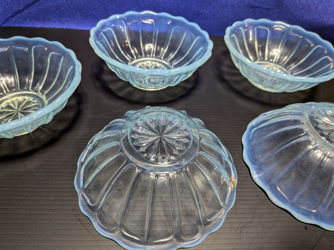 大正時代後期〜昭和時代戦前期頃乳白色縁長径１２、５Ｘ高さ４センチ硝子皿五枚セット