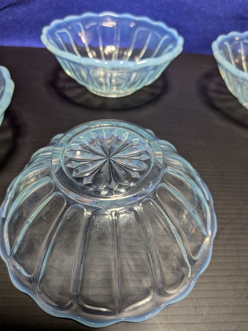 大正時代後期〜昭和時代戦前期頃乳白色縁長径１２、５Ｘ高さ４センチ硝子皿五枚セット