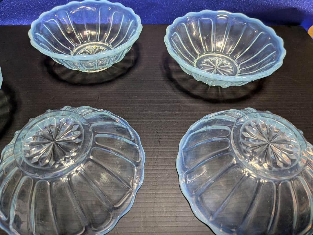 大正時代後期〜昭和時代戦前期頃乳白色縁長径１２、５Ｘ高さ４センチ硝子皿五枚セット