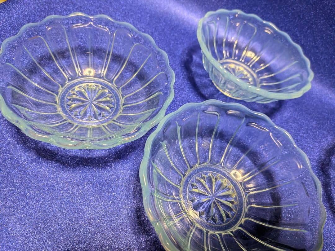 大正時代後期〜昭和時代戦前期頃乳白色縁長径１２、５Ｘ高さ４センチ硝子皿五枚セット