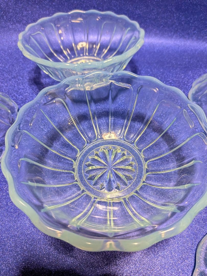 大正時代後期〜昭和時代戦前期頃乳白色縁長径１２、５Ｘ高さ４センチ硝子皿五枚セット