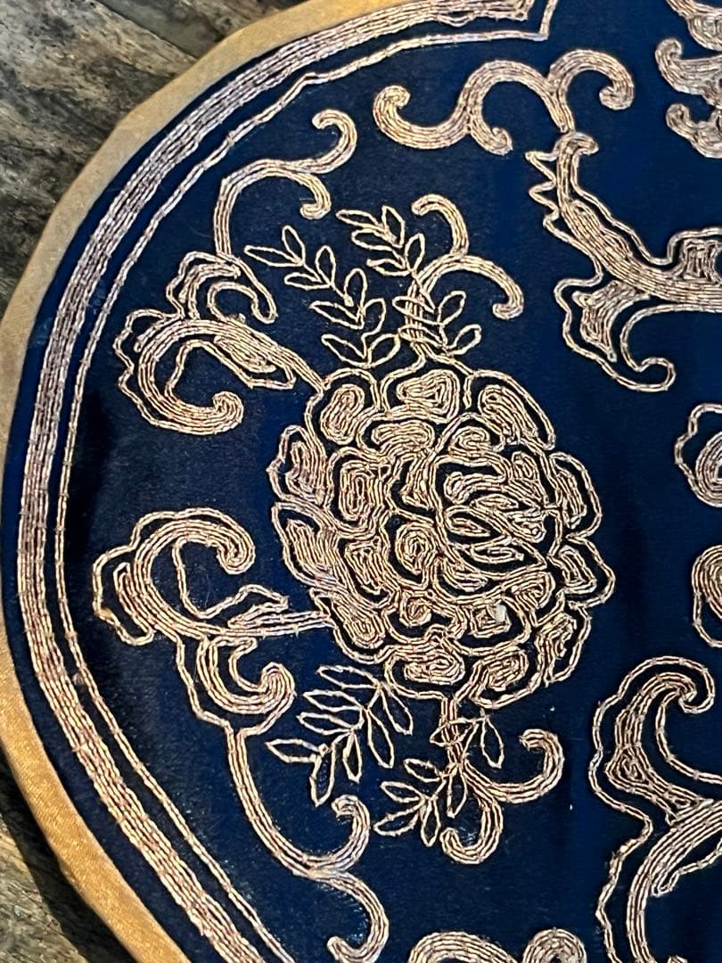 中国　金糸刺繍　花菱型　絹敷物