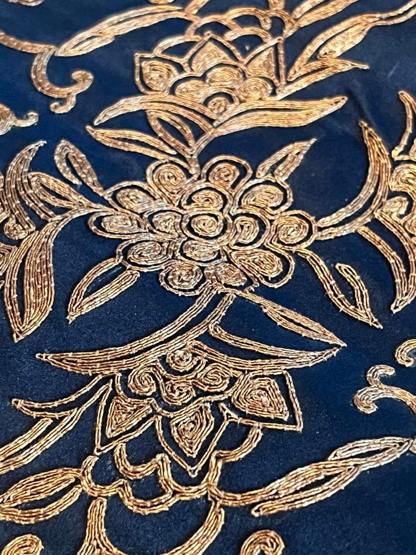 中国　金糸刺繍　花菱型　絹敷物