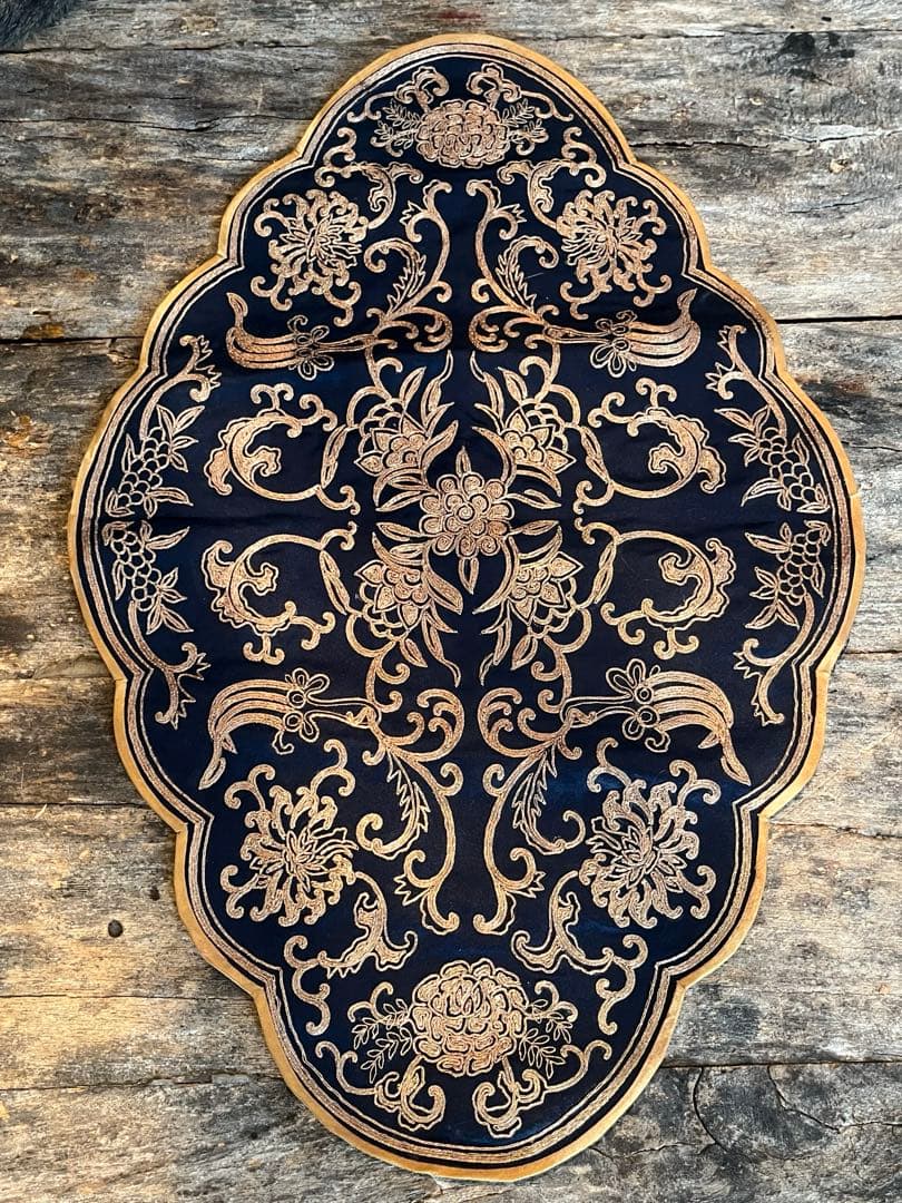 中国　金糸刺繍　花菱型　絹敷物