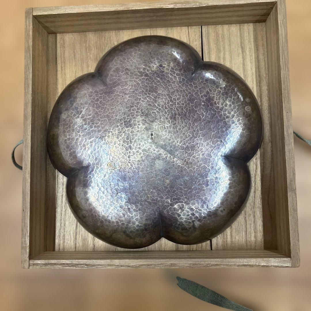 一鶴斎の純銀梅菓子器です。