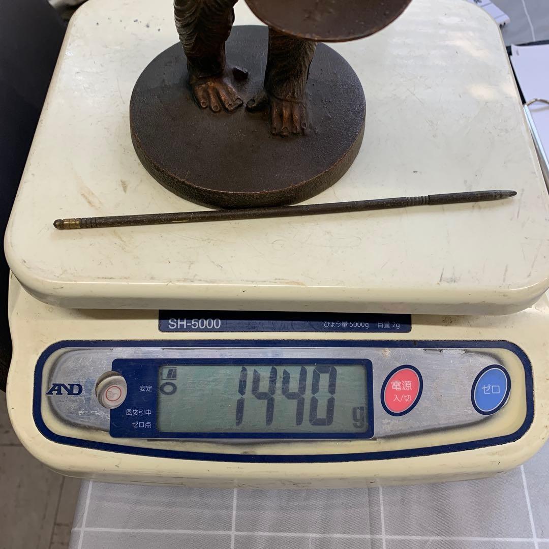 金属製 猿の像 皿と槍付き 約19cm