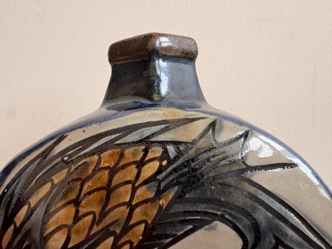 壺屋焼　宮城須美子作　コバルト秞扁壺　魚紋彫　花器　金城次郎長女　希小品