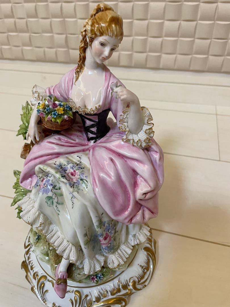 ティケ　女性の陶器　フィギュア 花かご付き