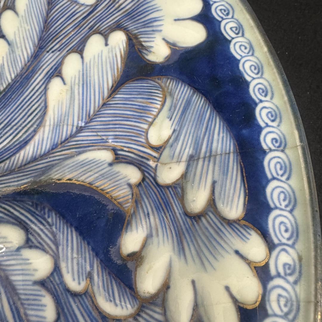古伊万里　染付牡丹 浮彫 骨董品 絵皿 古美術品 キズあり