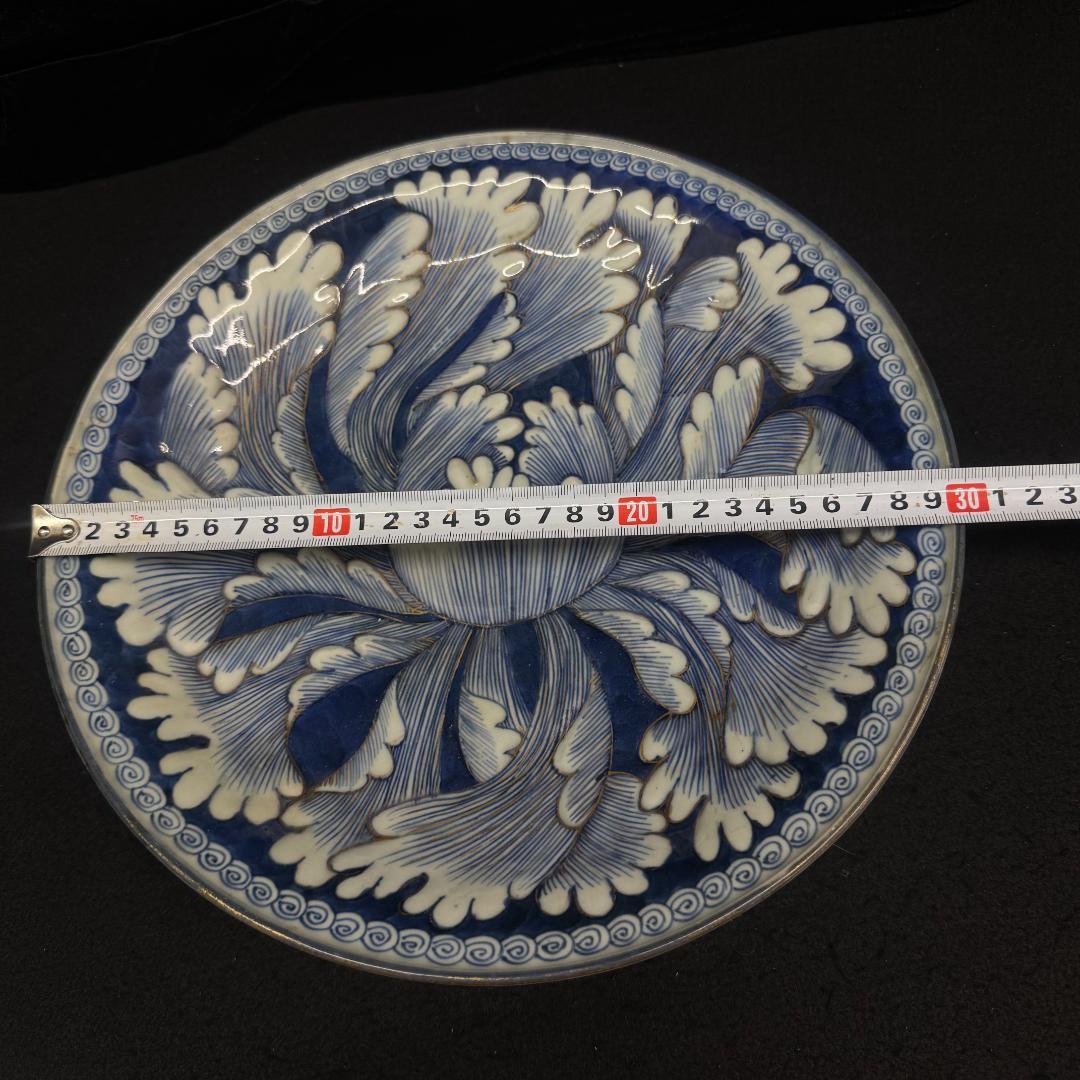 古伊万里　染付牡丹 浮彫 骨董品 絵皿 古美術品 キズあり