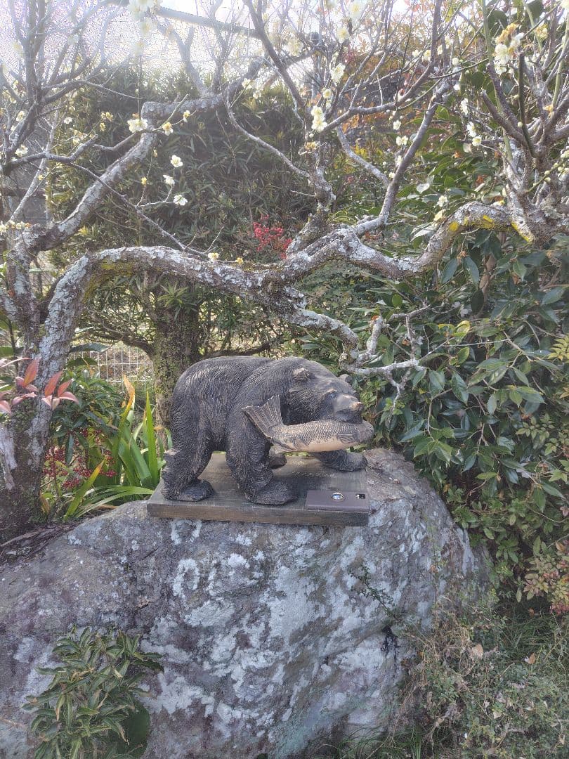 木製クマと魚の彫刻