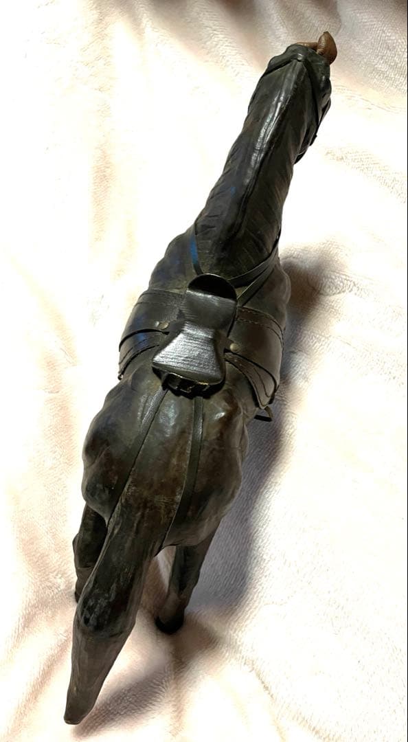 躍動感ある馬の置物　木彫り？革張り？