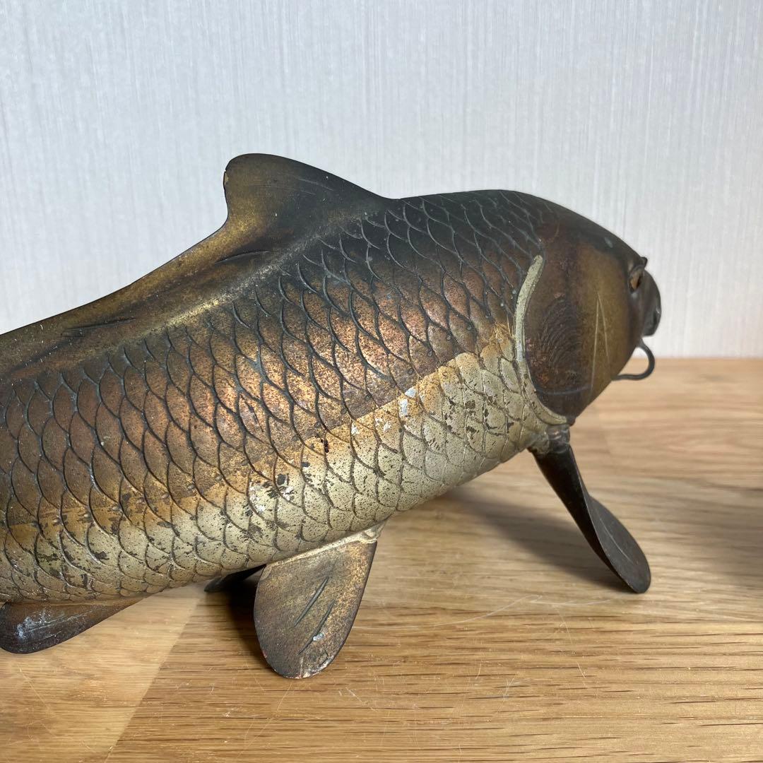 鯉の置物　金工師岩坪信光作　金属工芸品　鯉　縁起物　置物