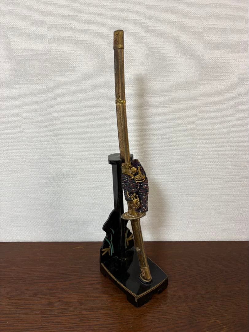 模造刀 短刀 金装飾 下げ緒付き 刀掛け付き 10cm幅×38cm高
