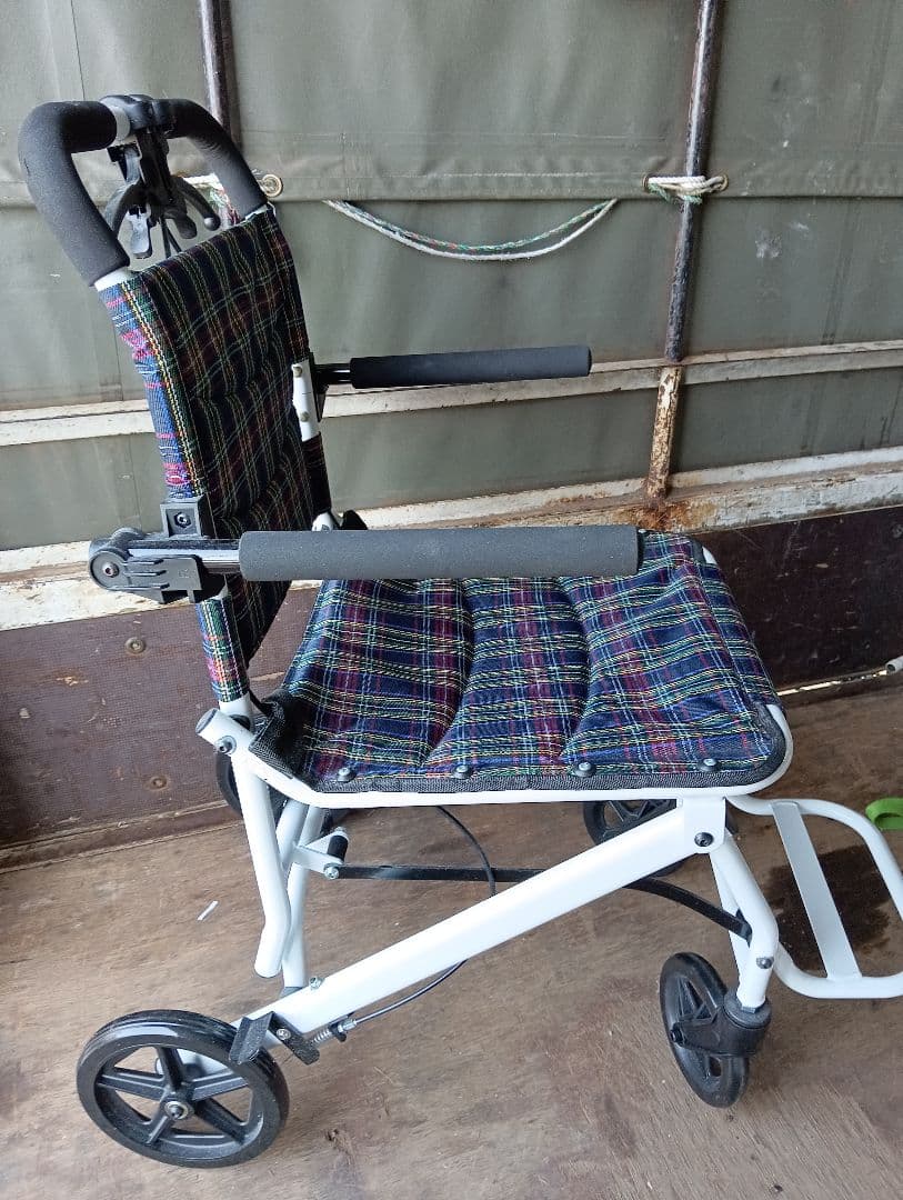 （極美品）RAKU 介助型車椅子 ノーパンクタイヤ 折りたたみ 超軽量