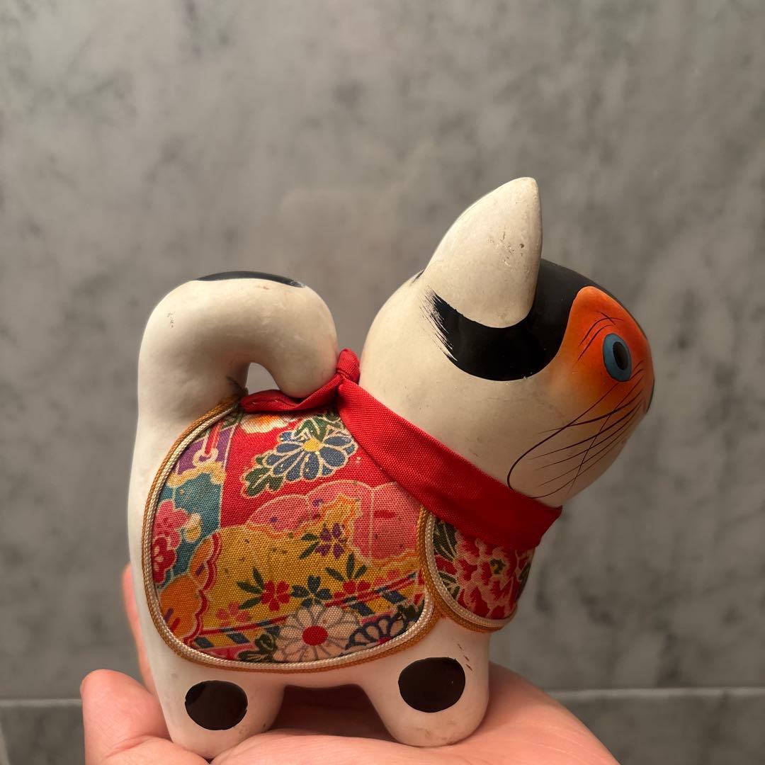 ヴィンテージ伝統工芸品お顔が他とは一線を画し、豪華絢爛な布が素敵な犬の陶器