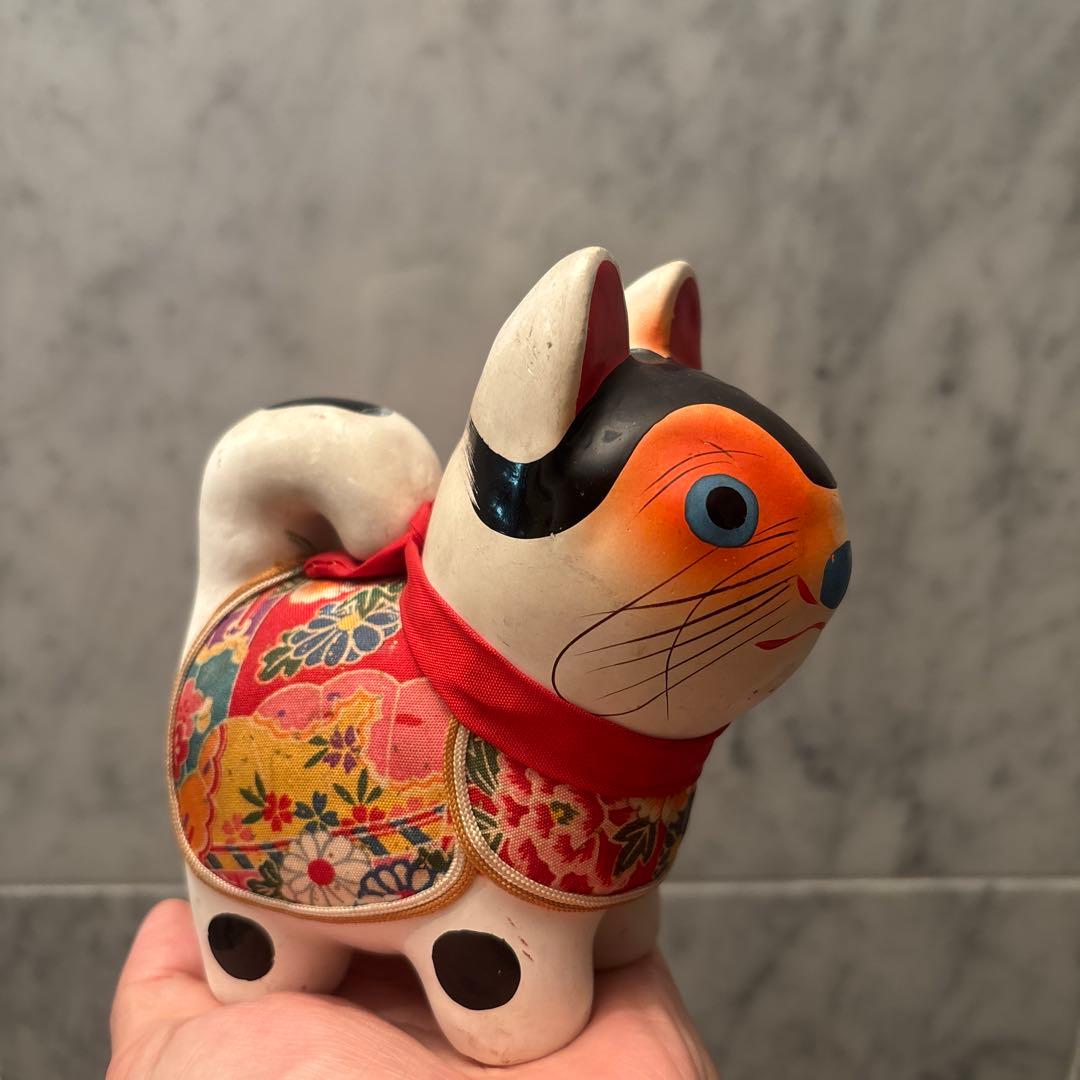 ヴィンテージ伝統工芸品お顔が他とは一線を画し、豪華絢爛な布が素敵な犬の陶器