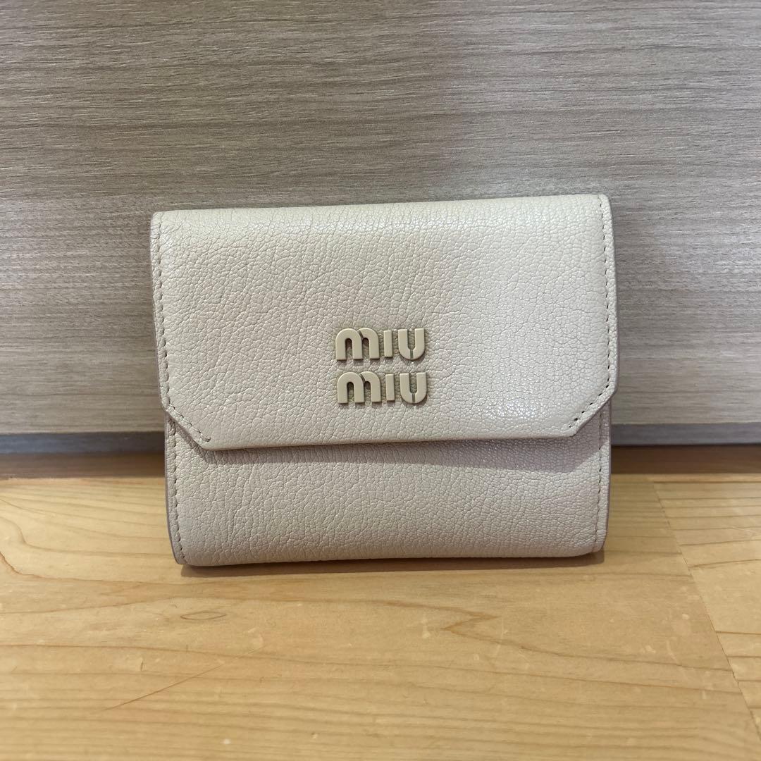 折り畳み財布　MIUMIU