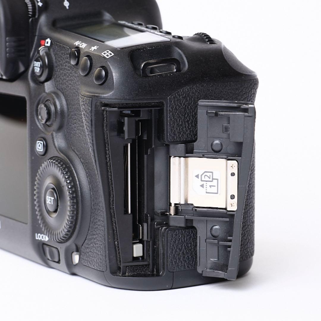 Canon EOS 5D Mark III 本体と付属品
