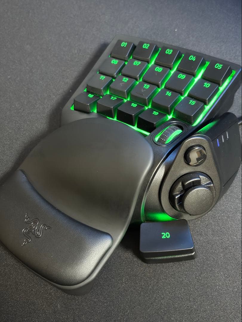 せ*す様 【10日間程度使用 美品】Razer Tartarus V2 左手デバ