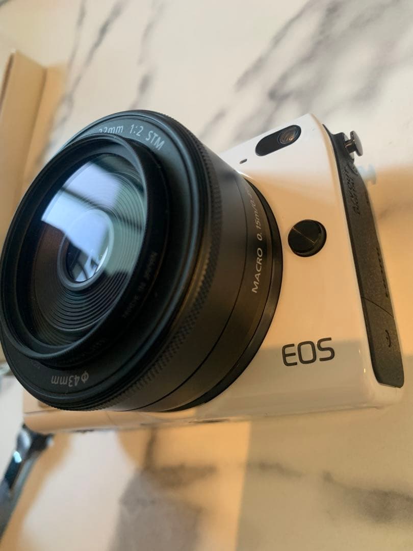 Canon EOS M2 ホワイト　+EF-M 22mm レンズセットミラーレス