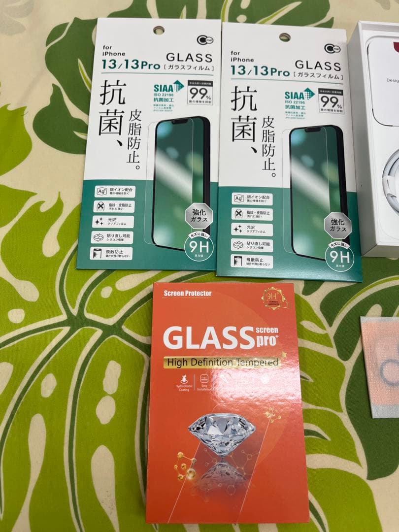 iPhone 13 (RED) 512GB、購入時付属品全て！予備フィルム他付き
