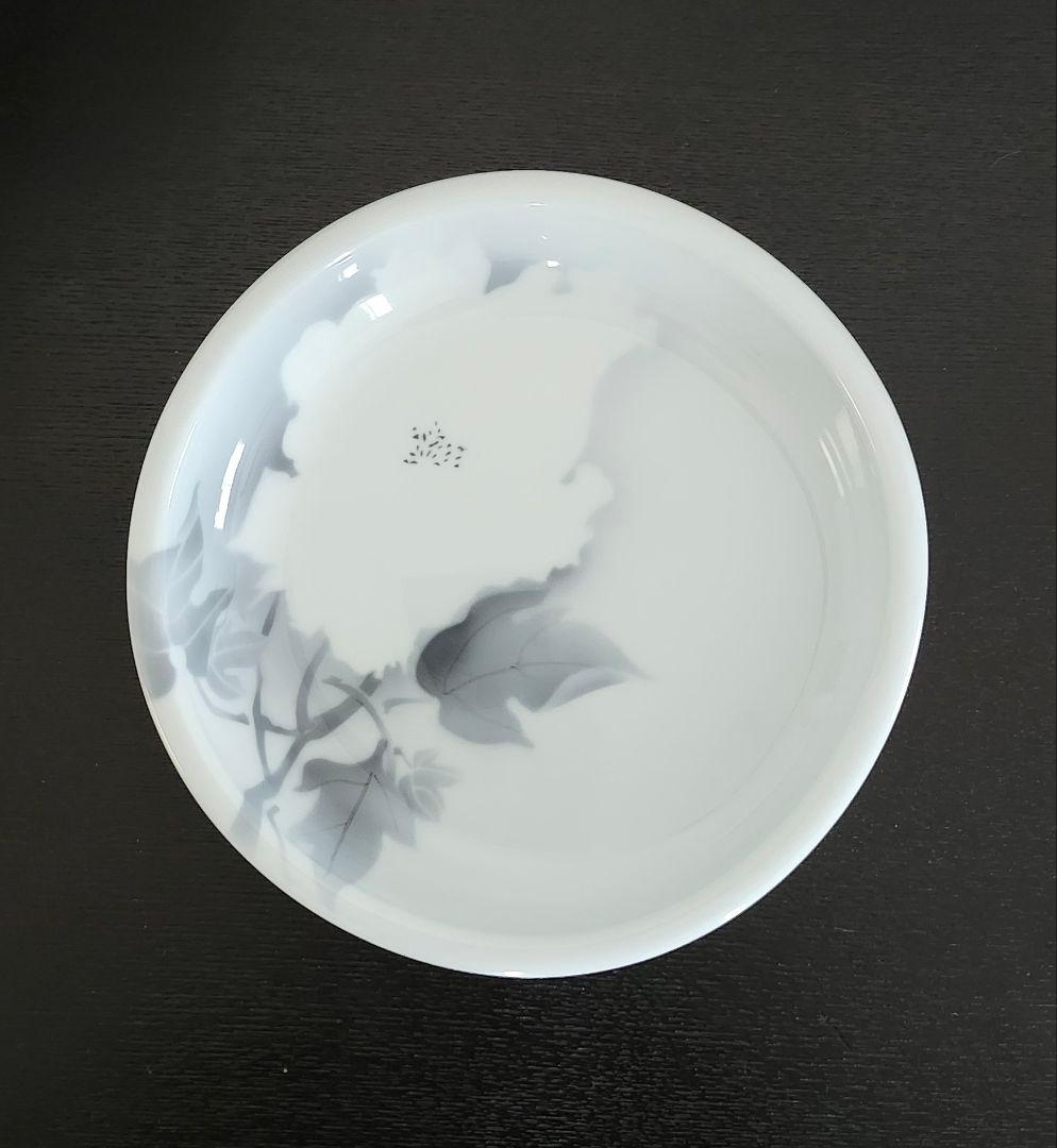 【新品　貴重】有田焼　深川製磁 薄墨白牡丹Uプレート