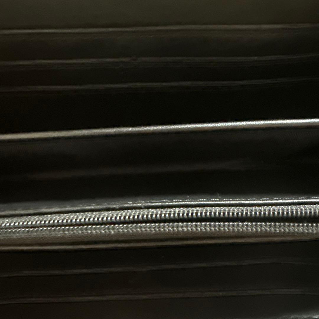 スタッズ付きグレー長財布