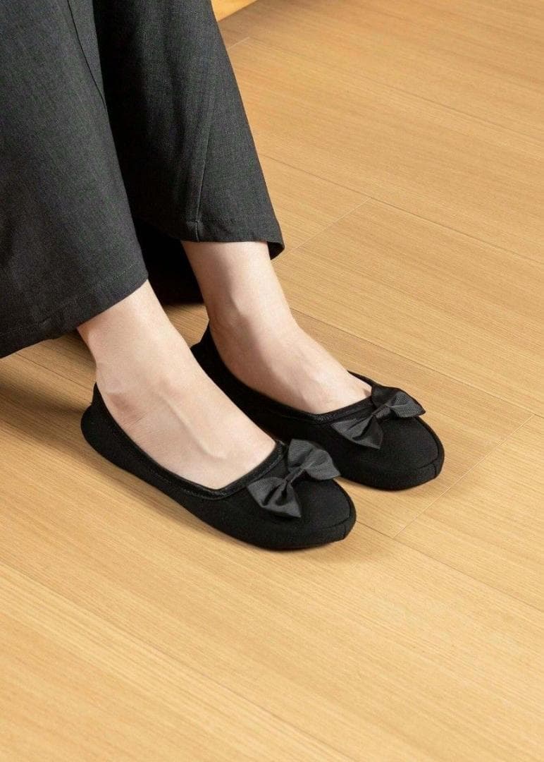 リボン付き黒携帯用スリッパ