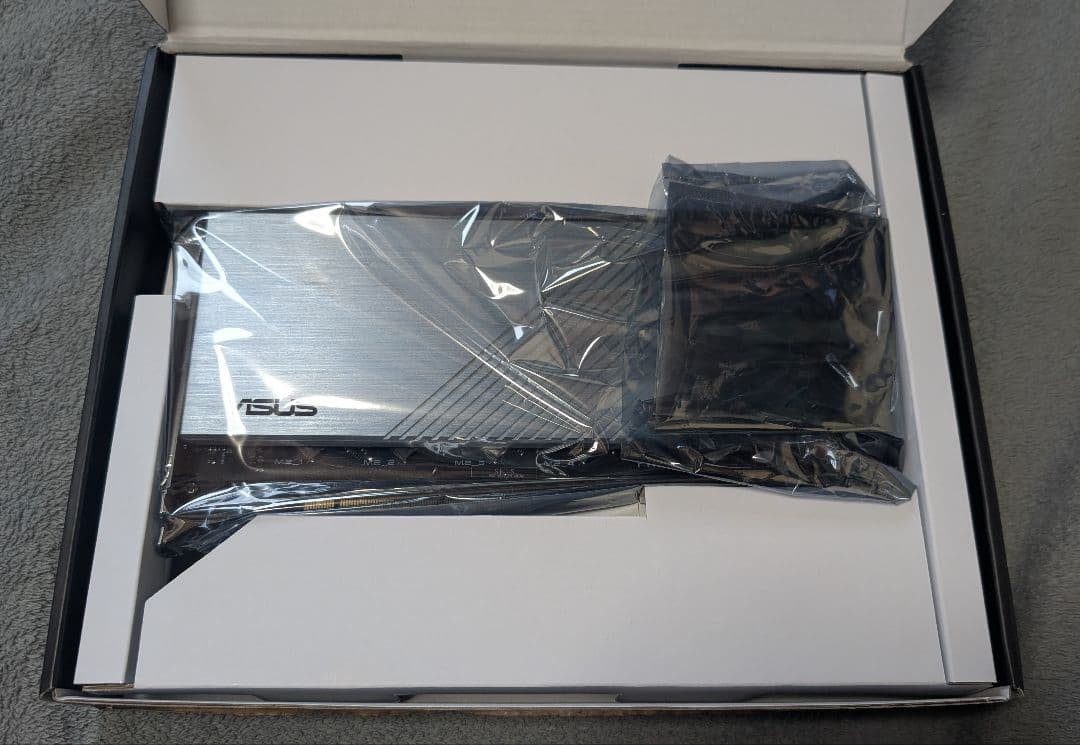 【未使用品】ASUS Hyper M.2 X16 Gen 4 Card