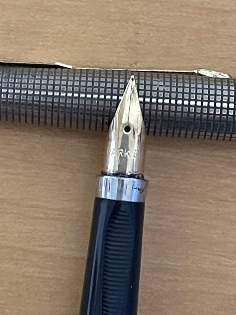ペン先14金Parker 万年筆 シルバー・ブラック 専用ケース付き