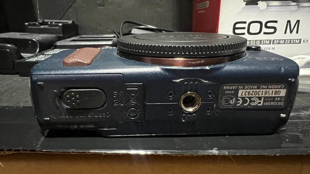 P*読様 Canon EOS M ミラーレスカメラ 青 中古　難有