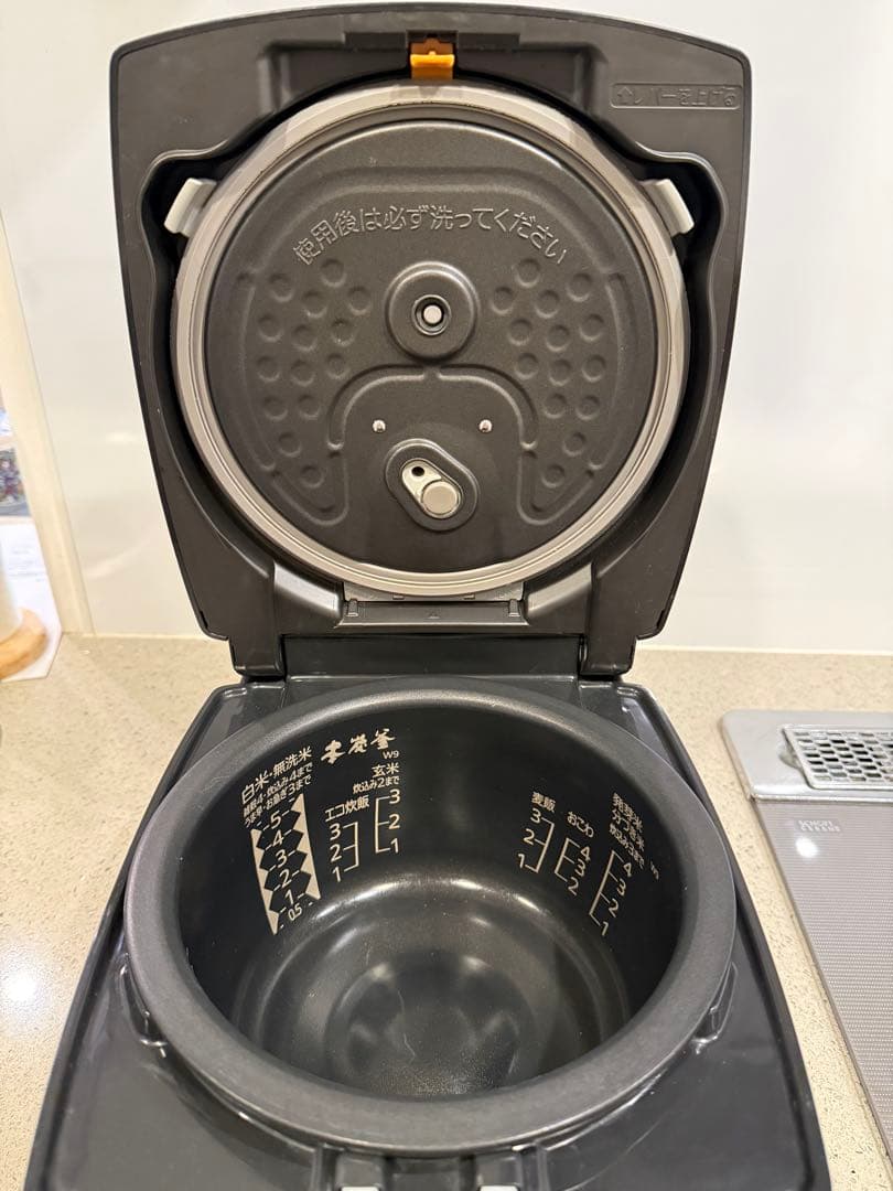 【美品】三菱 IHジャー炊飯器（5.5合炊き） 本炭釜 NJ-VW109-B