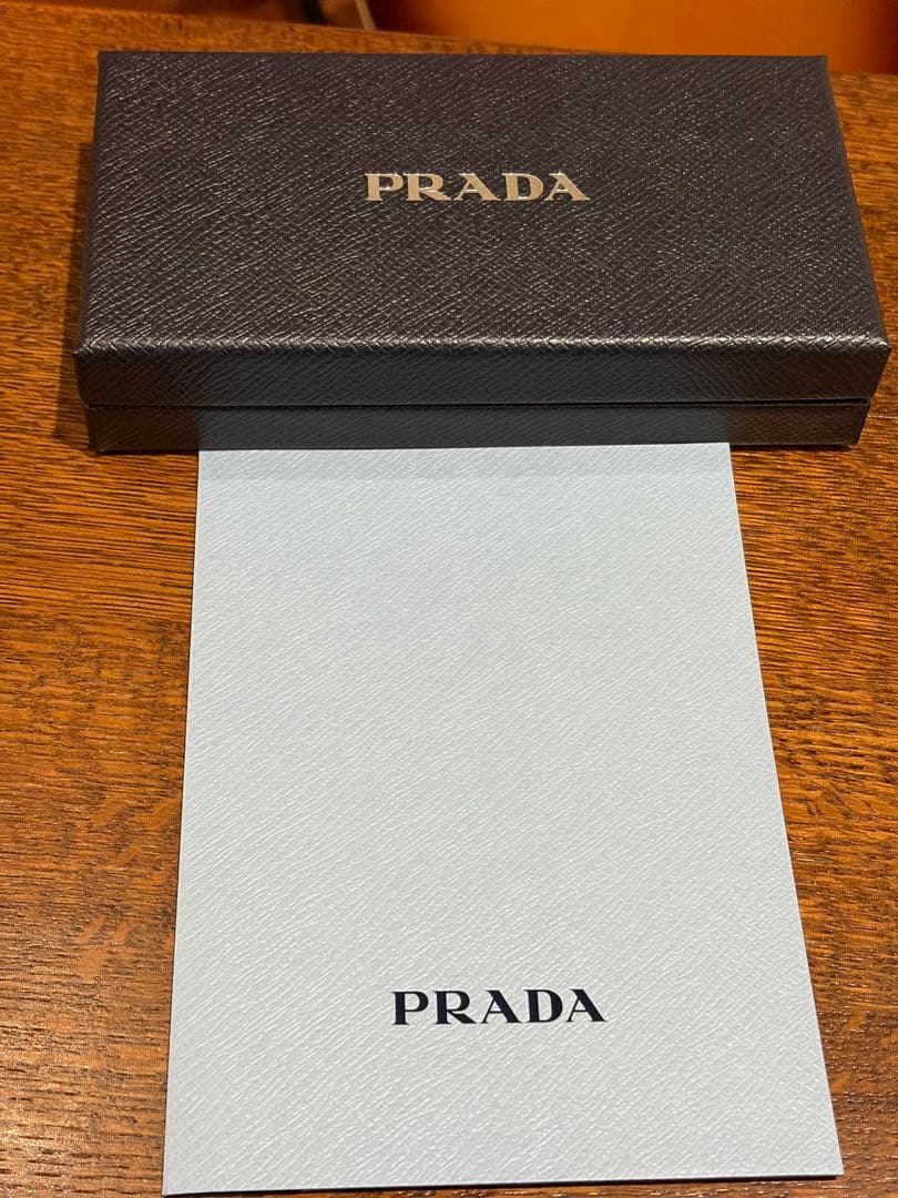 限定価格　PRADA サフィアーノレザー iPhone 17用ケース