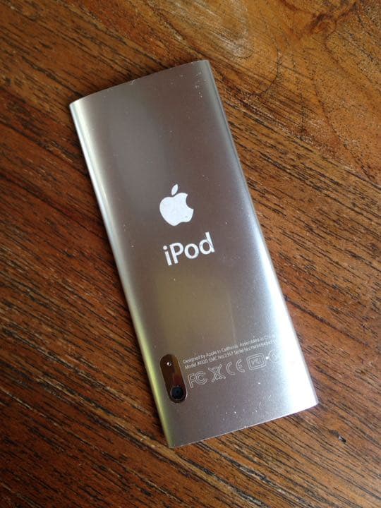 5世代iPod nano 8GB(黄色いシリコンケース・充電器・イヤホン付き)