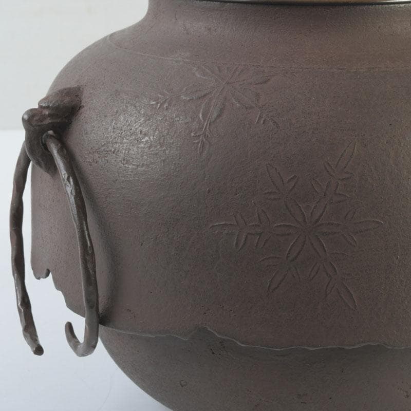 茶道具　釜師　畠春斎作　繰口尾垂　雪花文釜　共布共箱　V　9912A