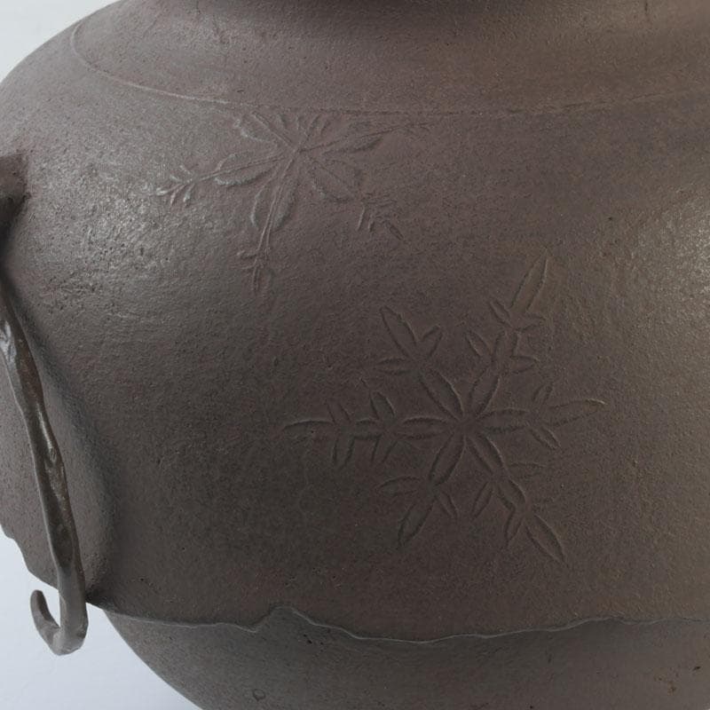 茶道具　釜師　畠春斎作　繰口尾垂　雪花文釜　共布共箱　V　9912A
