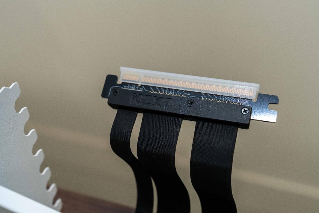 NZXT 垂直型GPUホルダー&ライザーケーブル(PCIE4.0x16ホワイト)
