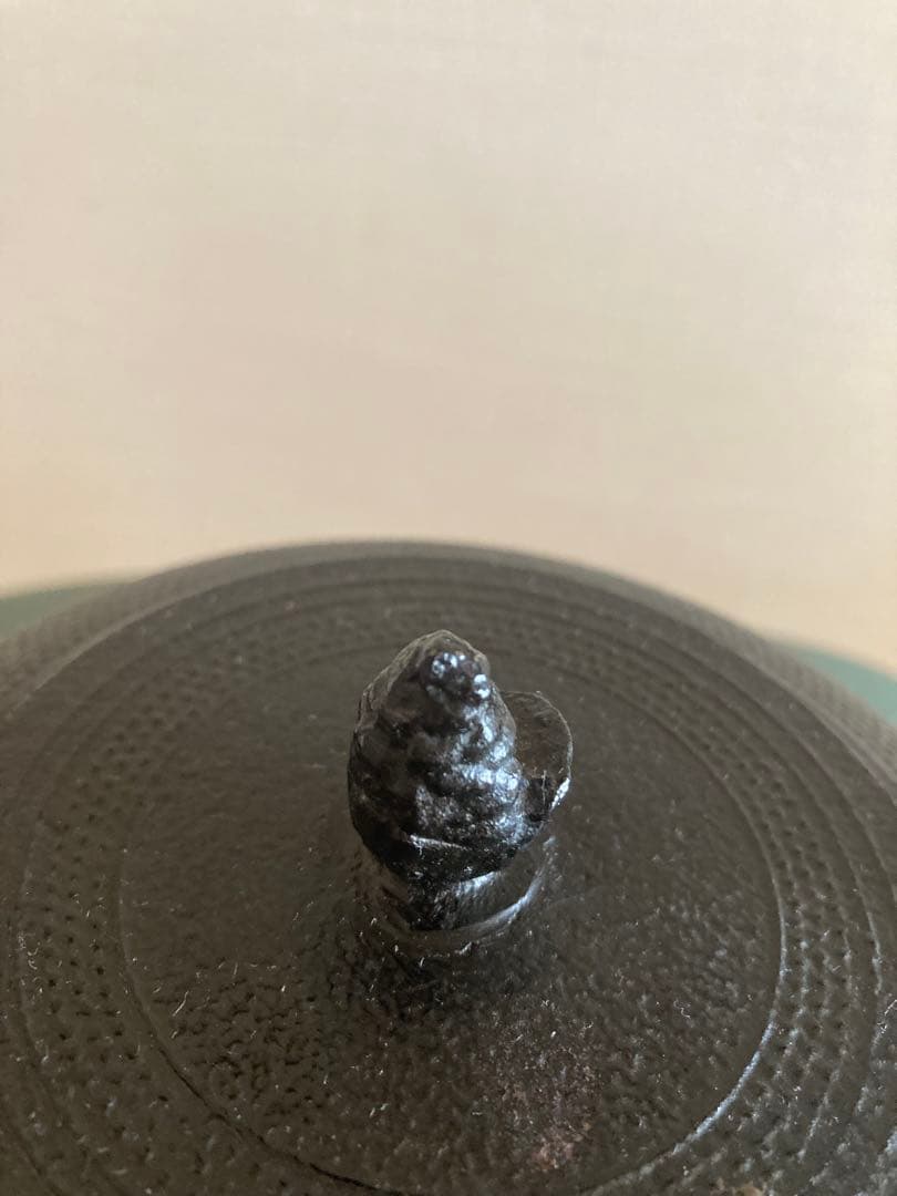 黒い鋳鉄製鉄瓶 網目模様