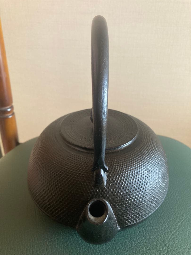黒い鋳鉄製鉄瓶 網目模様