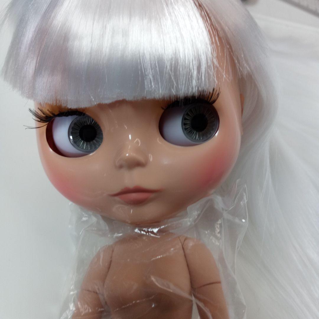 ツヤ肌 タンカラー ホワイトさらさらストレート 新品アイシードール 本体