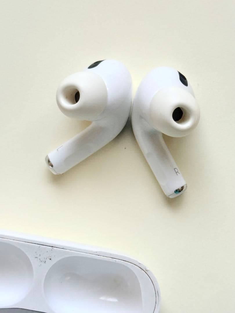 AirPods Pro 本体＋充電ケース 左イヤホン一時的ノイズあり